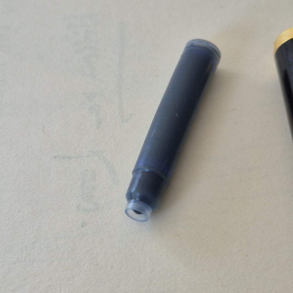 Elegant Black Fountain Pen with Gold Accents - Picture 5 of 6